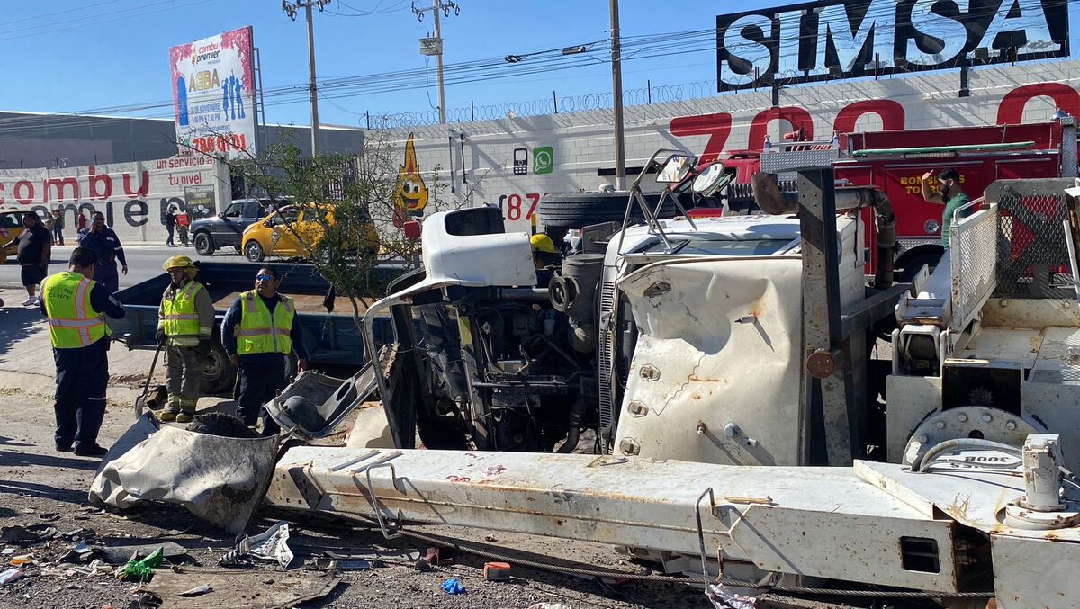 Dos heridos de gravedad y seis vehículos involucrados deja choque en Periférico de Torreón. | Especial