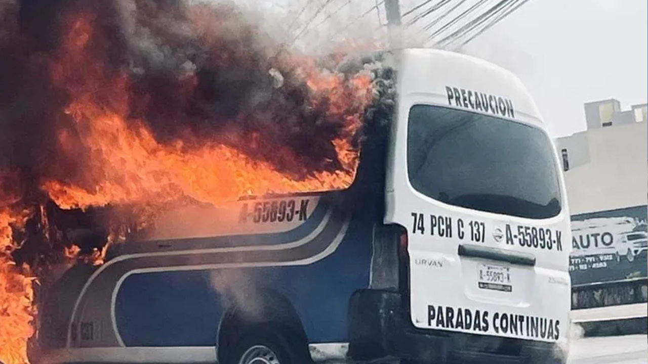 Incendio de camioneta del transporte público en Hidalgo deja dos lesionados