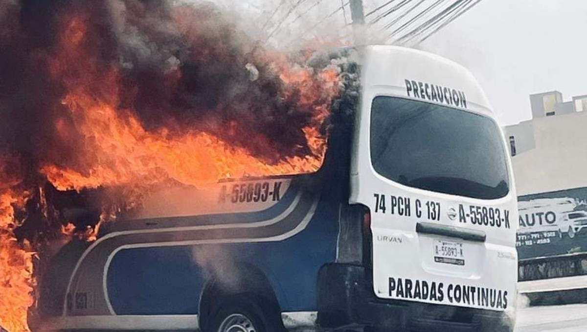 Urvan de transporte público arde en llamas tras chocar en Mineral de la Reforma