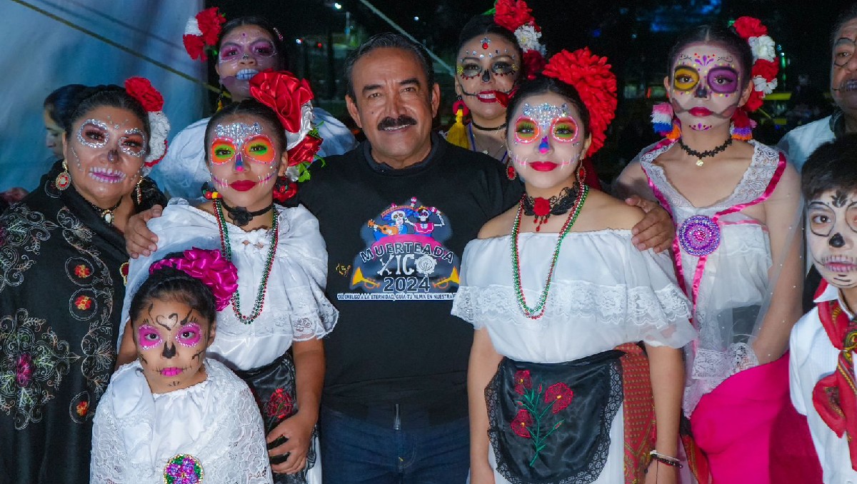 El alcalde Armando García repartió "calaveritas" a más de 5 mil niños y niñas. Foto: (Especial)