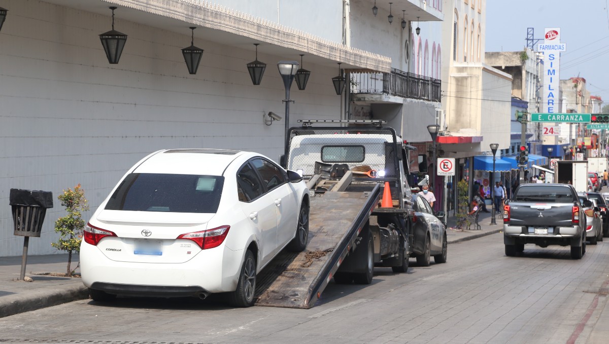 Operativo grúa en el Centro de Tampico. (Yazmín Sánchez)