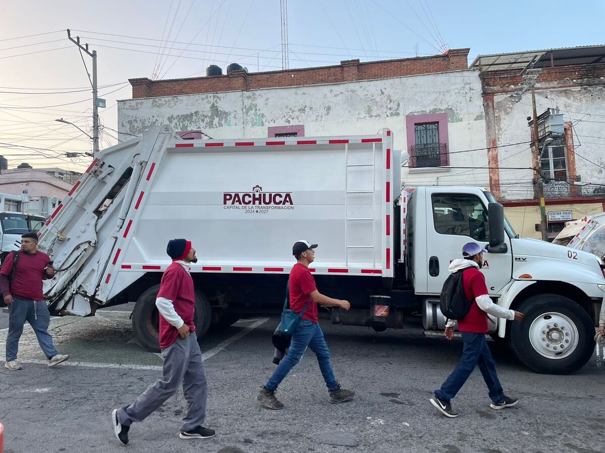 El presidente municipal de Pachuca, Jorge Reyes, puso en marcha 20 nuevas unidades de recolección de basura. (Aarón García)