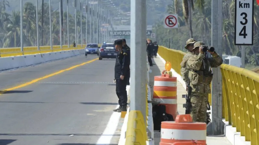 Abandonan cuatro cuerpos en puente de Coyuca; víctimas fueron torturadas