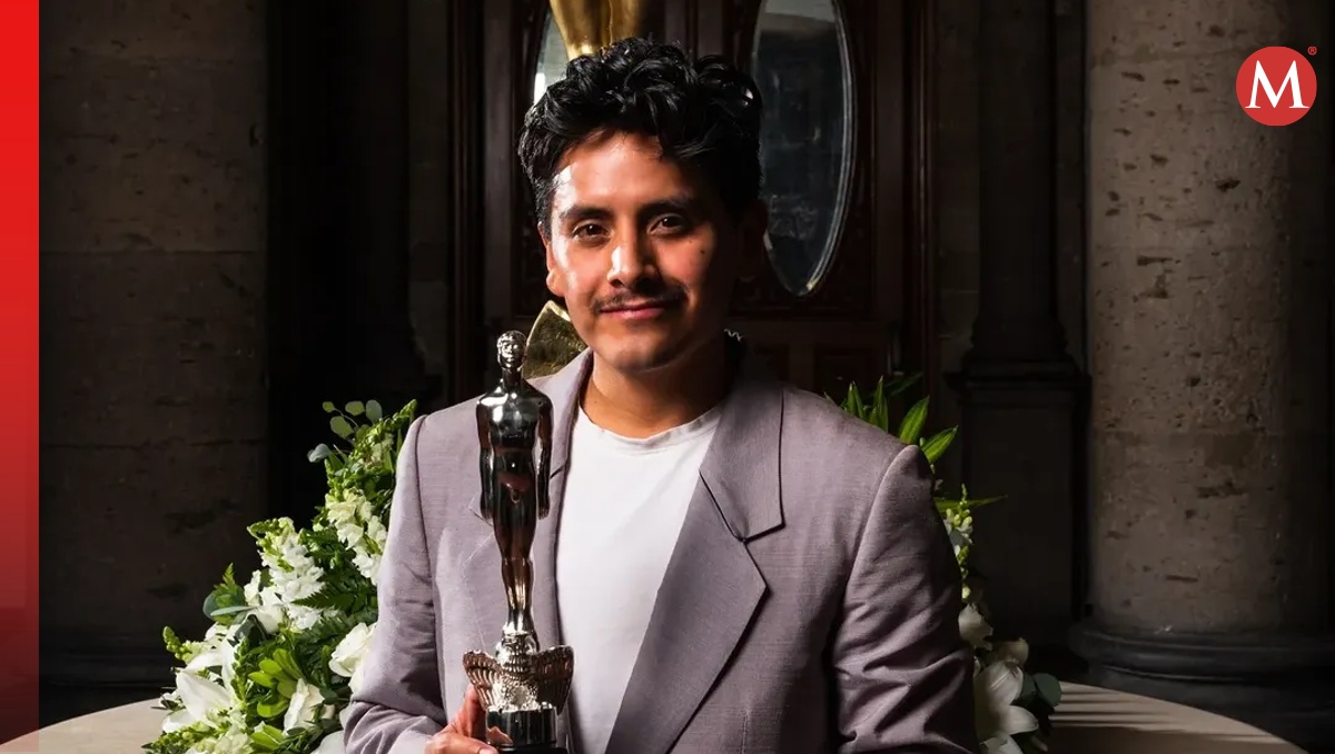 El actor mexicano con su Premio Ariel | Foto: Instagram @academiacinemx-@fkmoshkg