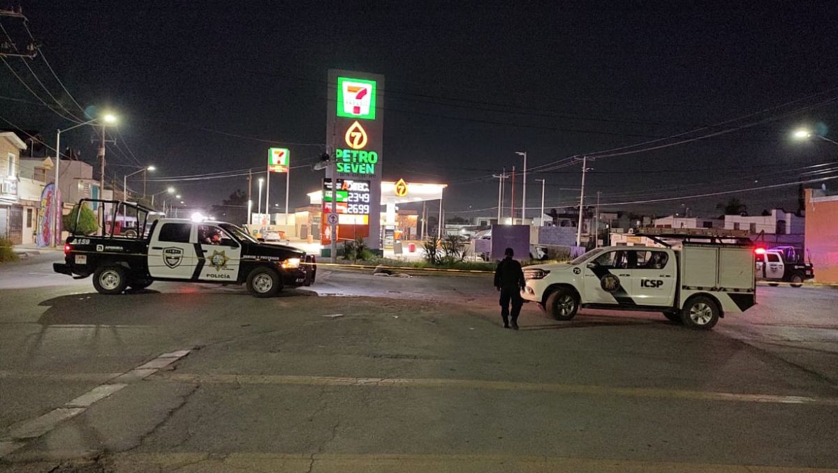 La camioneta Honda Pilot blanca fue abandonada en una gasolinera. Agustín Martínez