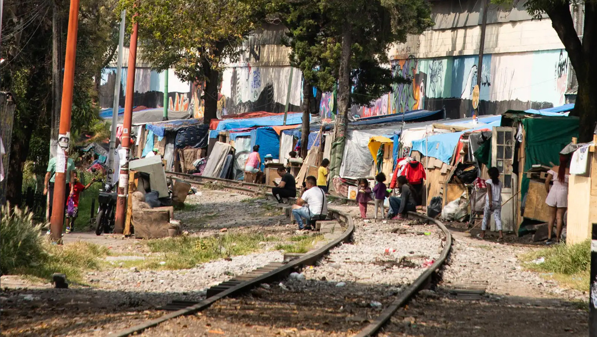 Migrantes originarios de Venezuela habitan en las inmediaciones de las vías del tren ante el abarrotamiento de refugios | Guillermo Osorno