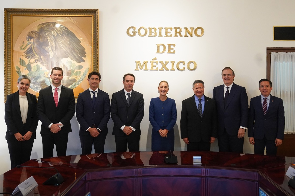 Sheinbaum, Ebrard y el equipo de Mercado Libre en Palacio Nacional. | @Claudiashein