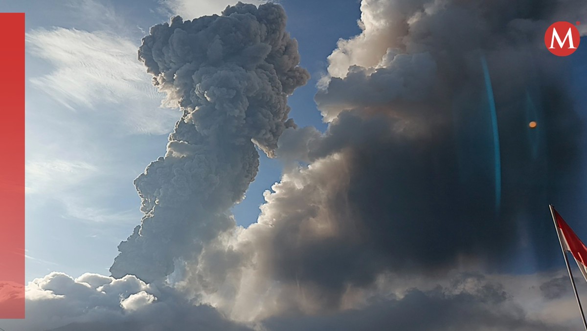 El volcán Lewotobi Laki Laki tiene a su 'esposa' junto a él. | AP
