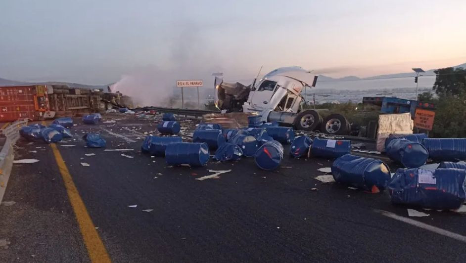 La Autopista Guadalajara-Colima quedó paralizada tras el impacto de dos camiones de carga