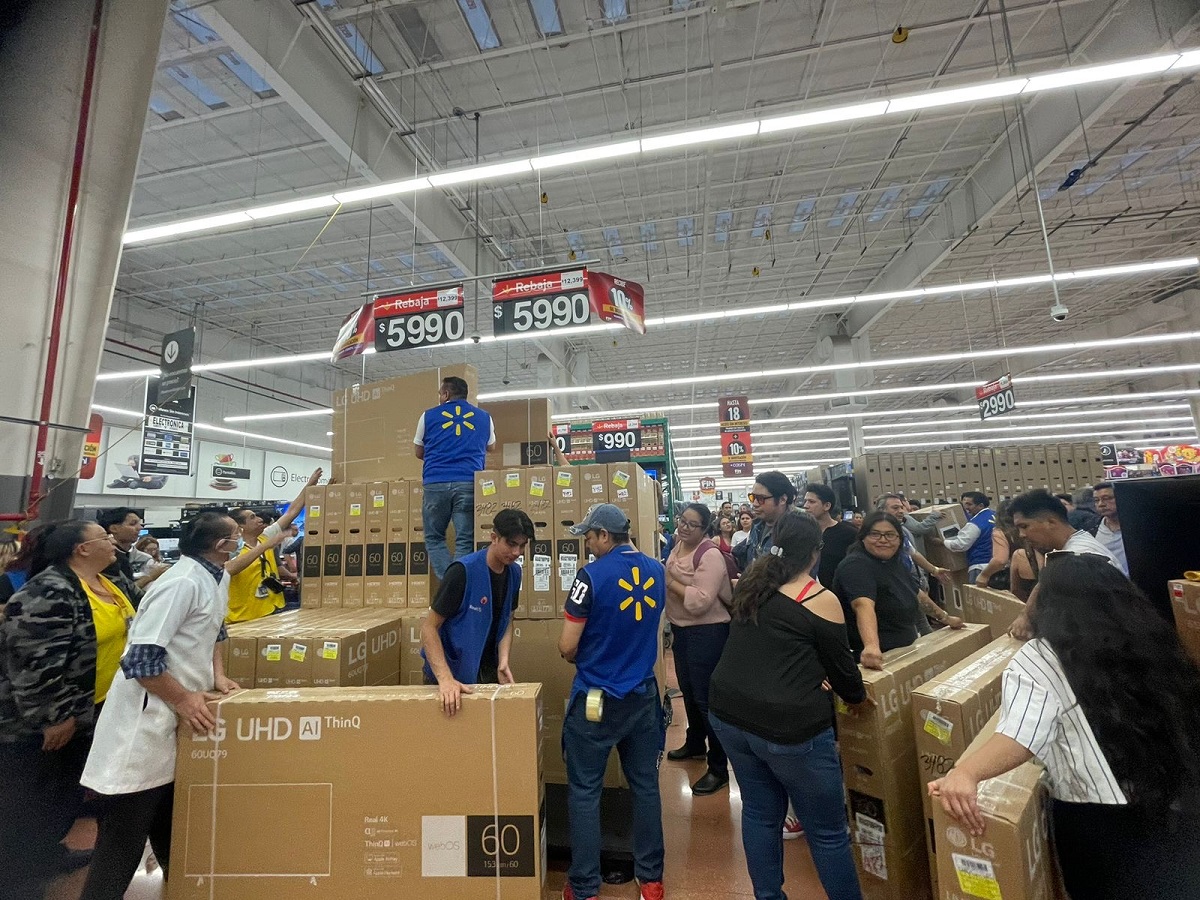 Carritos llenos de pantallas, electrodomésticos y más, fueron la estampa común en las tiendas Walmart. (Cortesía)