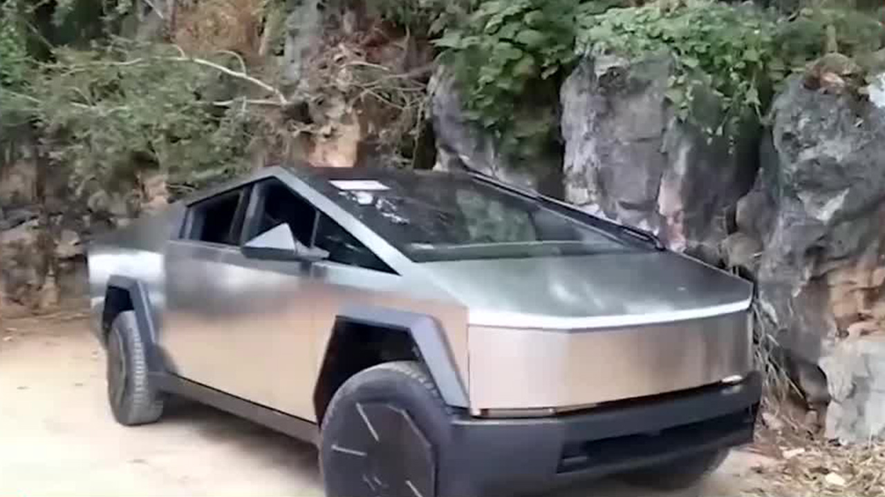 Diputada de Morena en Guerrero desata polémica tras pasearse en una Tesla Cybertruck