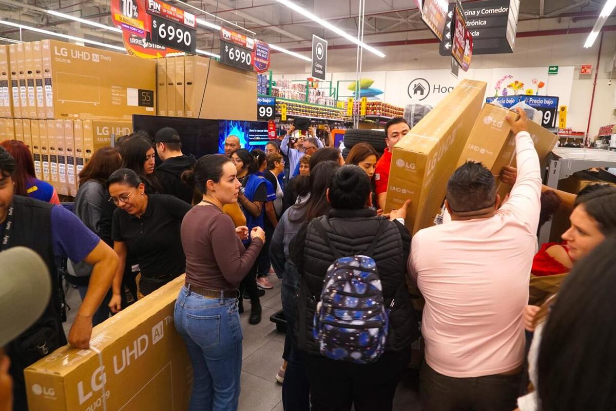 Familias enteras aprovecharon los descuentos en productos de electrónica, línea blanca y despensa. (Cortesía)