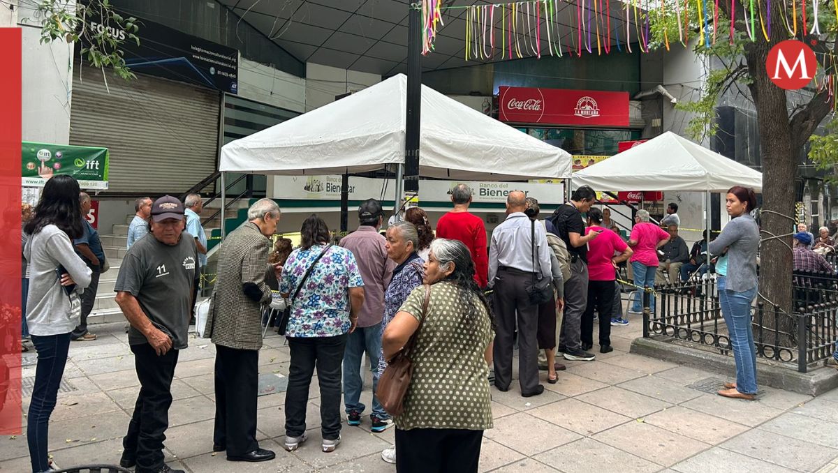 Las personas tienen que esperar de pie porque no hay asientos / Pedro Delgado.