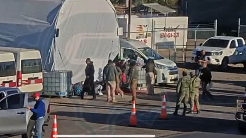 Aseguran tráiler que llevaba más de 150 migrantes en Chihuahua