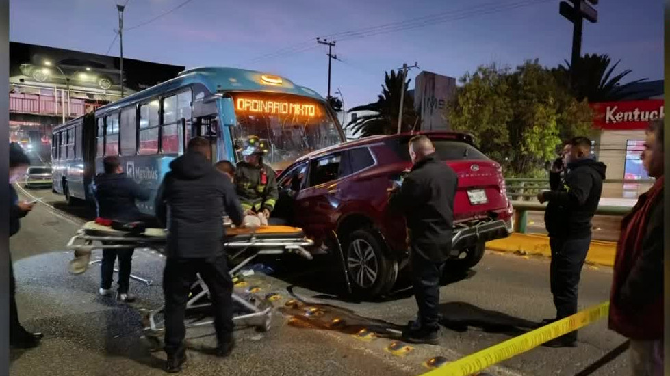 Camioneta circula en sentido contrario y choca con Mexibús; hay un muerto y nueve lesionados