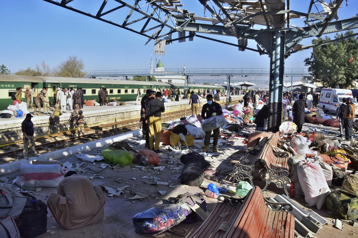 Algunos de los pasajeros gravemente heridos por la explosión en Pakistán fallecieron en un hospital. | AP