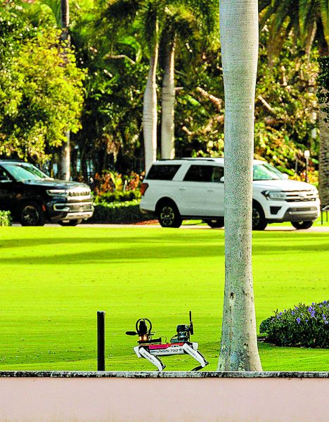 Perro robot vigila Mara-Lago, residencia del republicano. AFP
