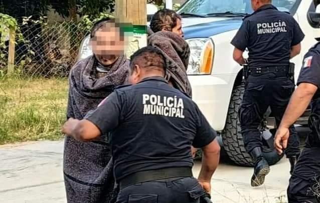 Presuntos ladrones fueron amarrados a un poste en Huejutla.