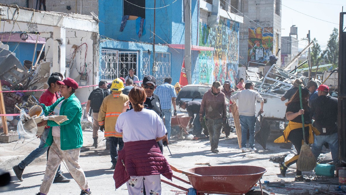 Autoridades de Tultepec brindan apoyo en la zona de la explosión. Foto: (Especial)