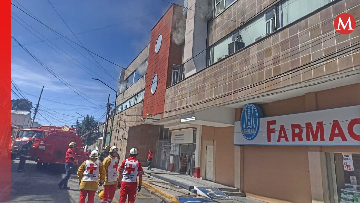Cruz Roja atiende a los lesionados por el incendio en el edificio de Toluca. Foto: (Especial)