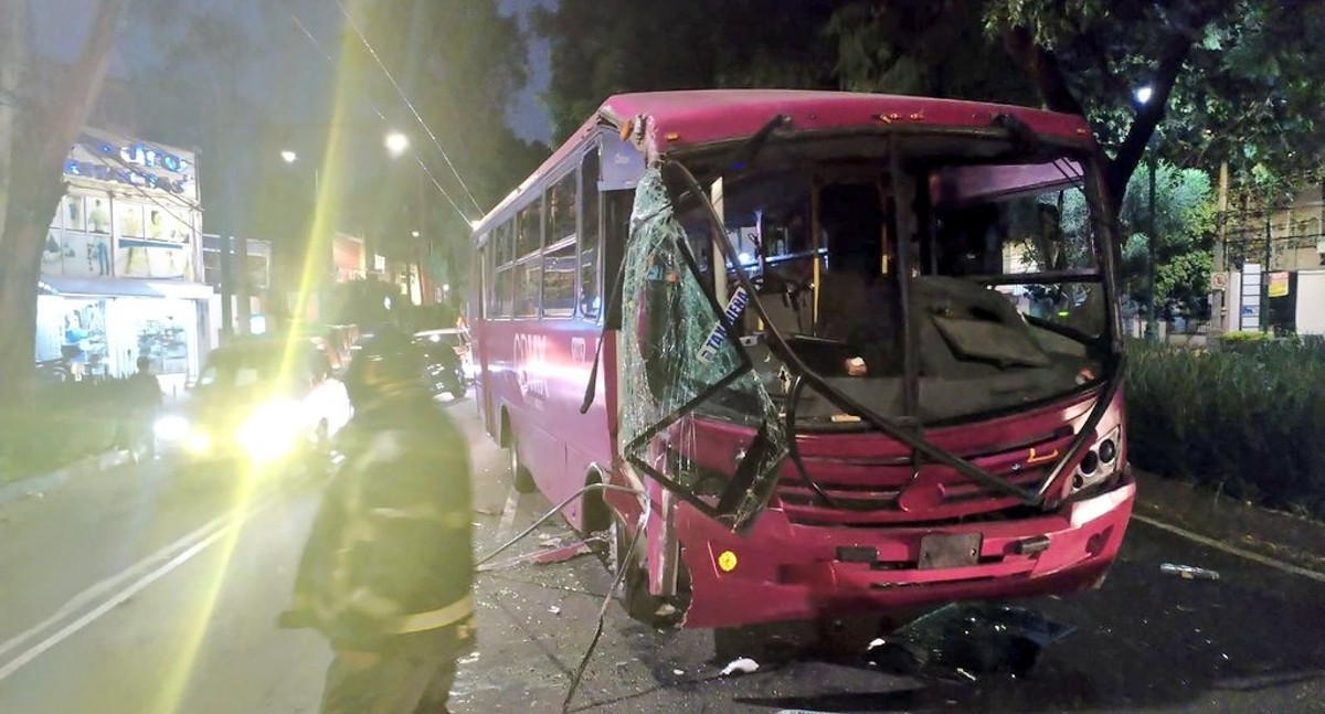 Así quedó la unidad de transporte público tras el choque. | Bomberos CdMx