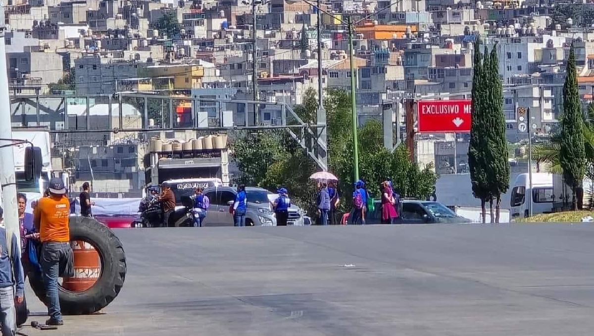 La manifestación está a la altura de la estación La Quebrada del Mexibús Línea 2. Foto: (Especial)