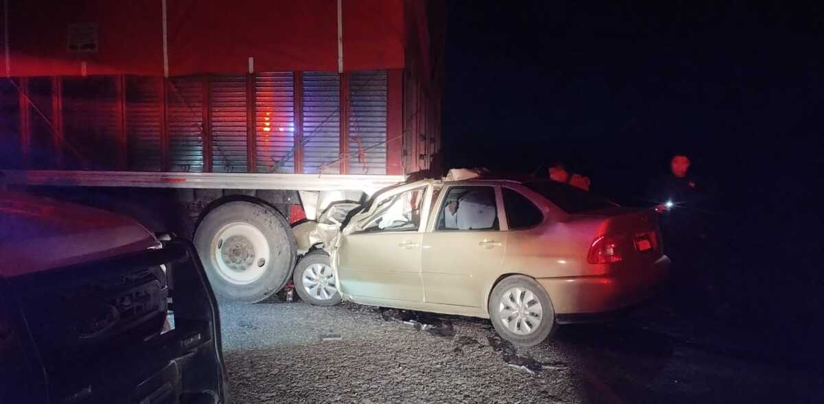 Automóvil se impacta con la parte trasera d un camión de carga.