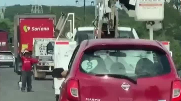 Cierran la carretera costera del golfo por socavón cerca de Laguna Verde en Veracruz