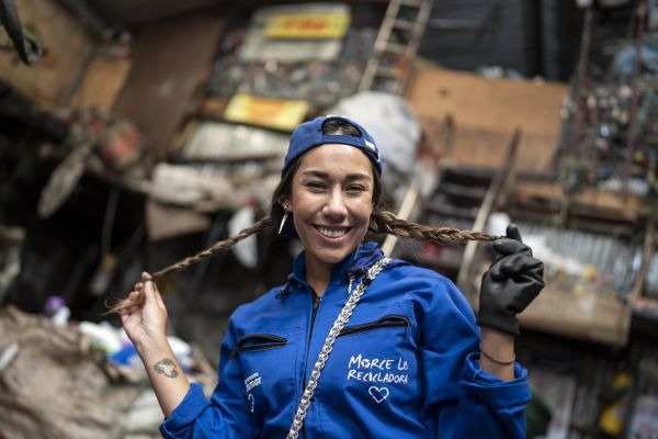 Sara Samaniego en un almacén de reciclaje en Bogotá, Colombia