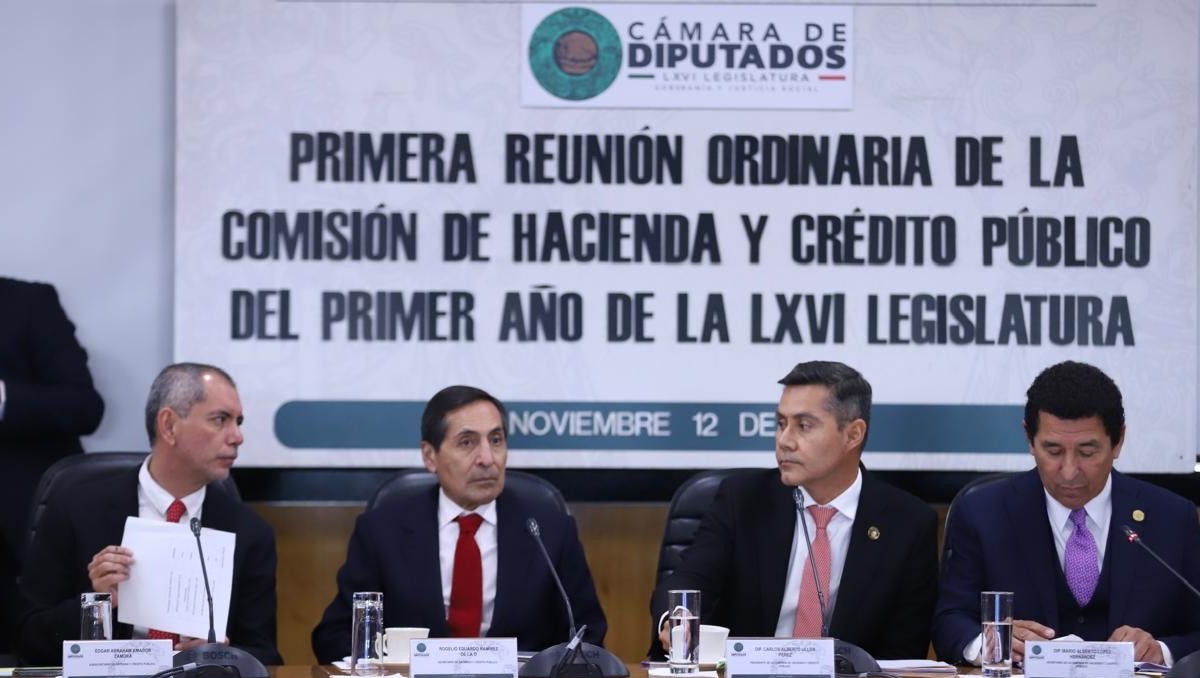 El secretario Rogelio Ramírez de la O y funcionarios participan en reunión ordinaria de la Comisión de Hacienda y Crédito Público. Foto: Especial