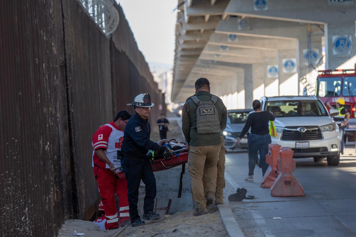 Traficante abandona a migrante que cae del muro en Baja California | Especial