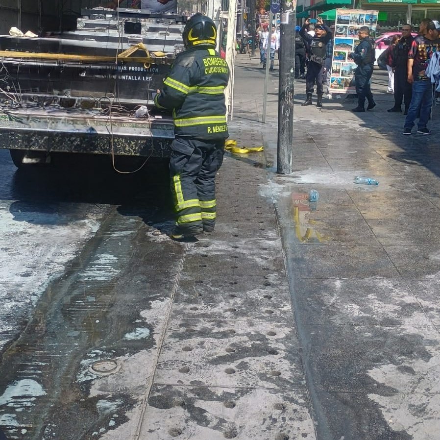 Bomberos de la Ciudad de México acuden al lugar. (Foto: @Bomberos_CDMX)