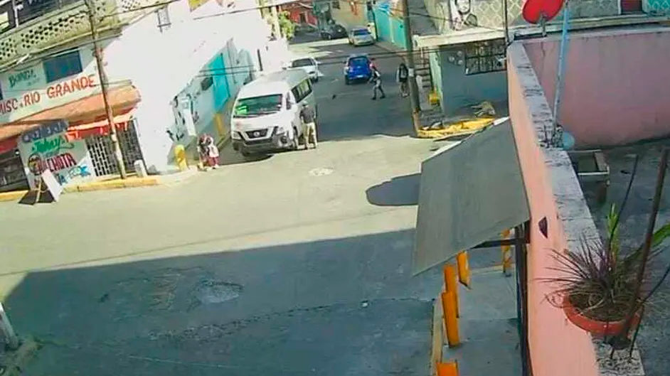 Captan el momento en que combi atropella a adulta mayor; el chofer se dio a la fuga
