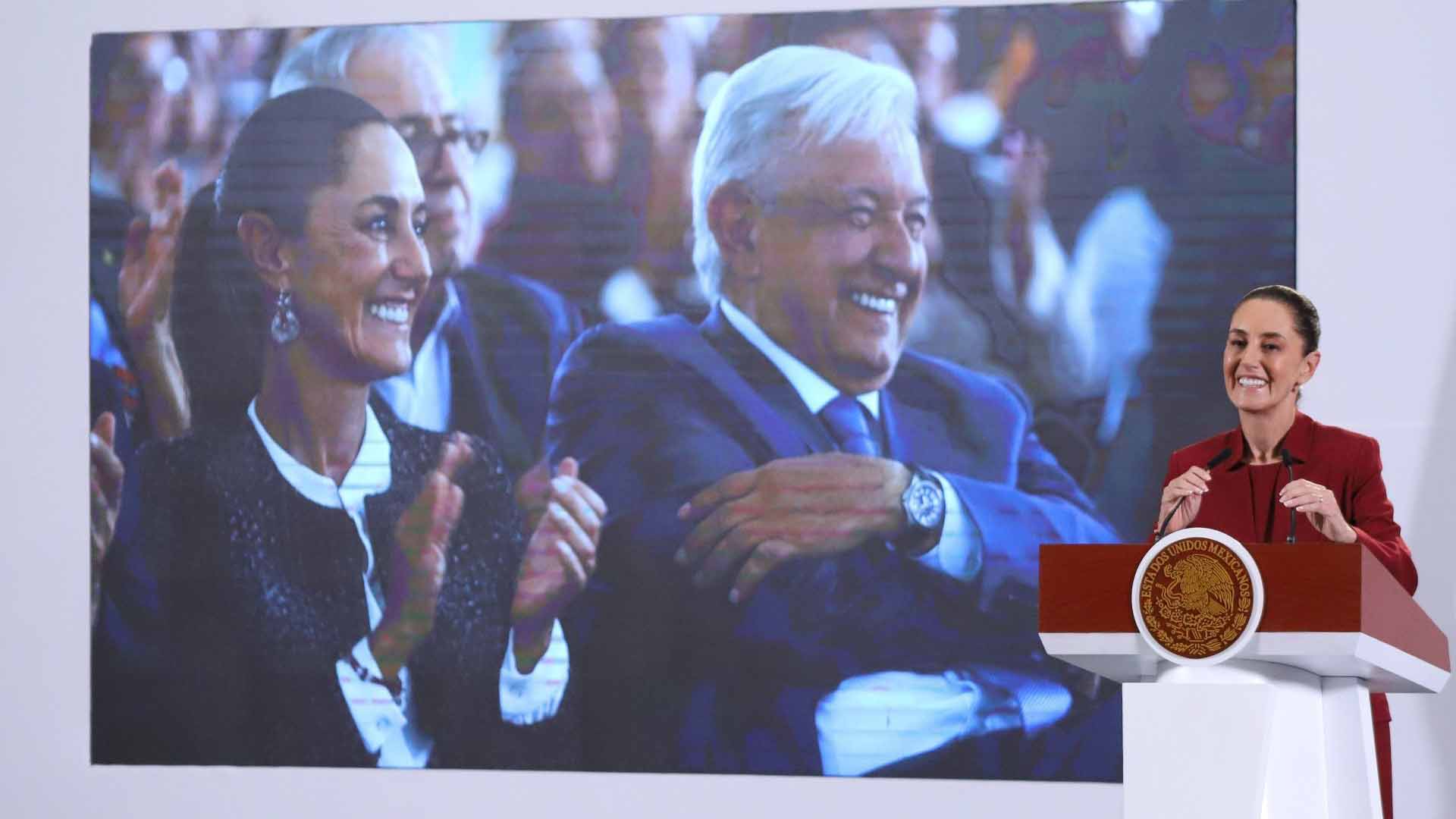 Cierra Sheinbaum La Mañanera del Pueblo con las mañanitas para AMLO