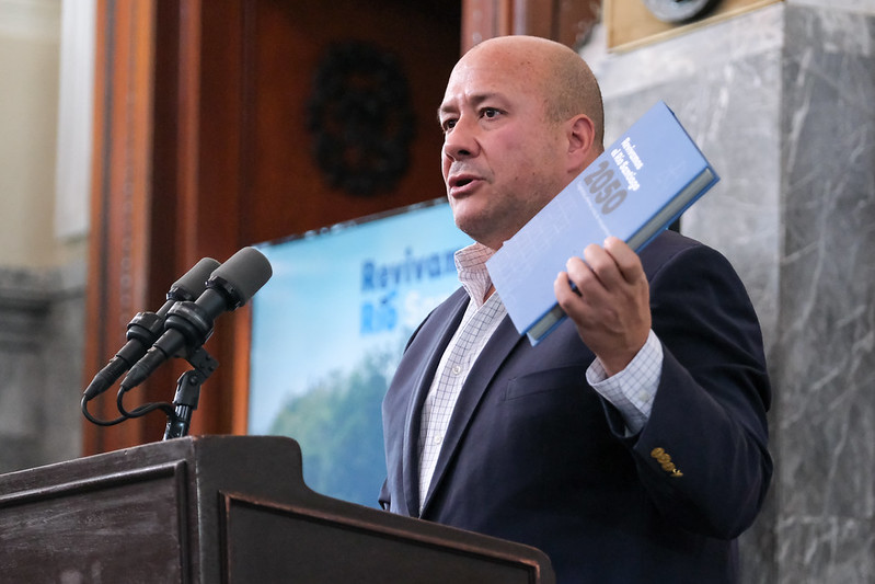 Enrique Alfaro entregó el informe de acciones realizadas para revivir el Río Santiago. (Cortesía)