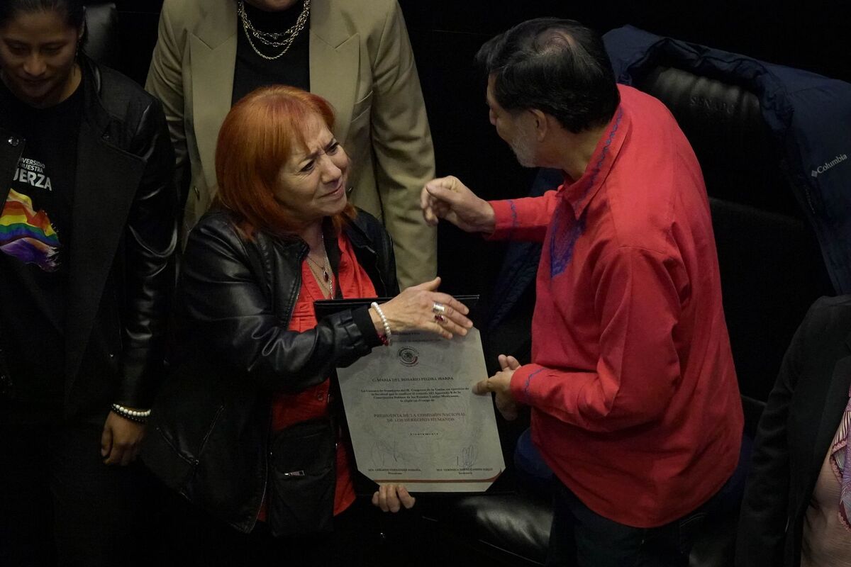 Fernández Noroña y Piedra Ibarra durante la entrega de constancia que la acredita como titular de la CNDH. | Cuartoscuro
