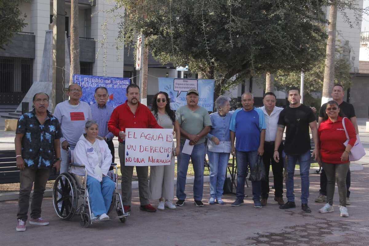 Integrantes de  Laguna Soberana,MST, PCM y Laguneros en la 4T estuvieron en la Plaza Mayor para externar su postura.| Manuel Guadarrama