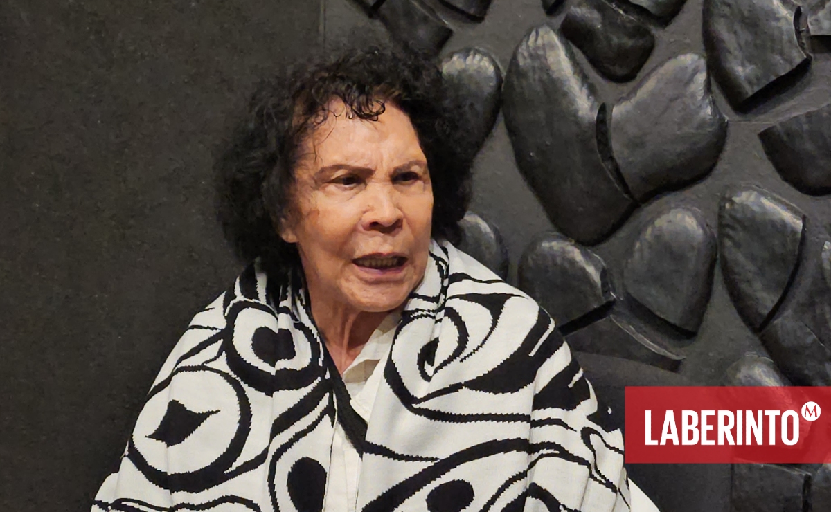 La artista Beatriz Zamora frente a una de sus obras.