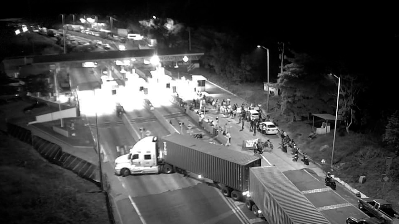 Liberan autopista Siglo XXI de Michoacán tras casi 20 horas de bloqueo