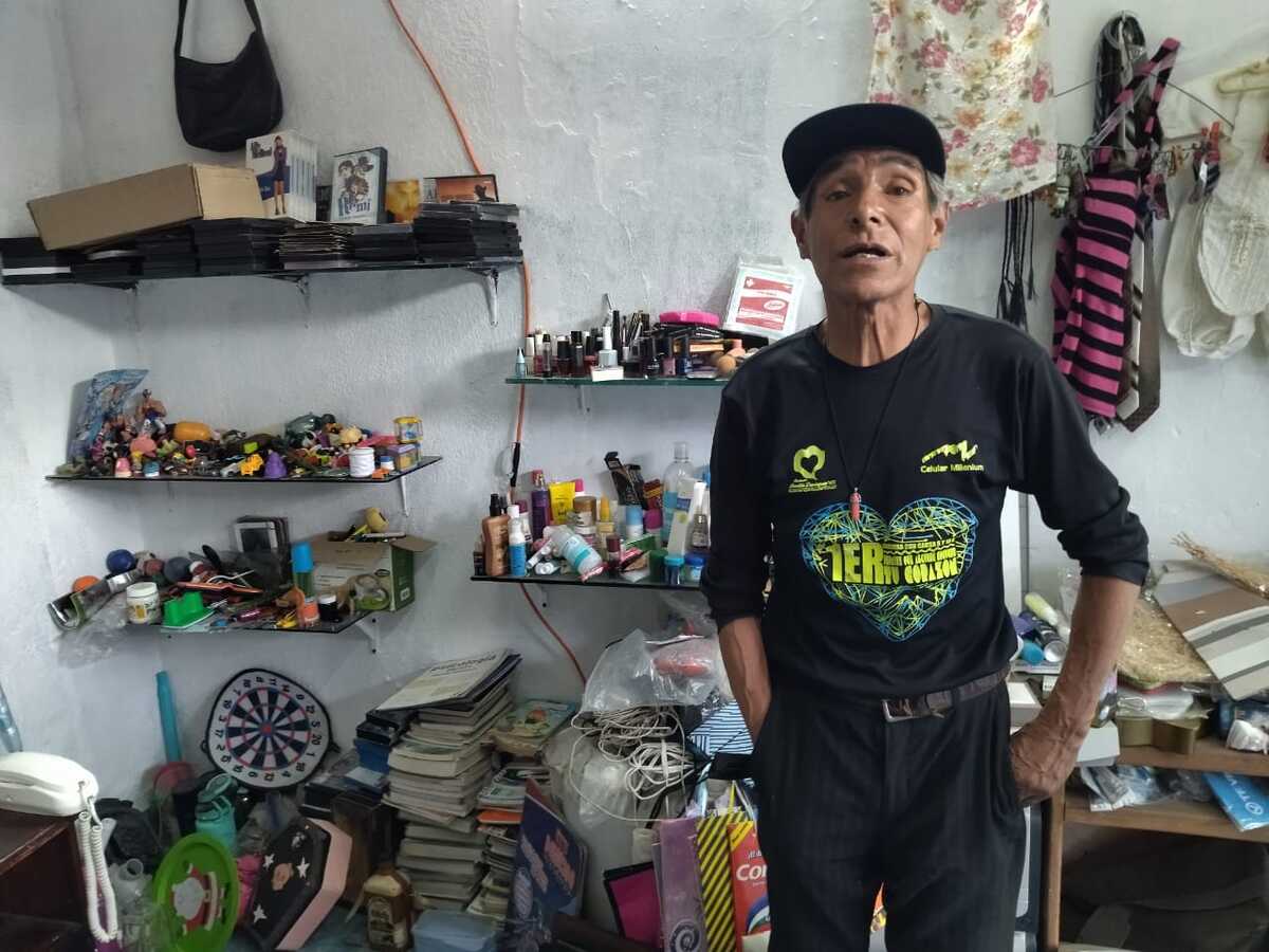 Don Fernando, conocido como "El Chácharas," vende artículos variados desde hace 40 años