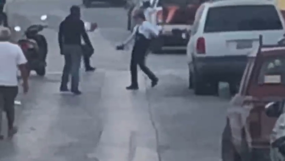 El hombre agredió a los agentes que lo multaron por no portar casco. (Especial)