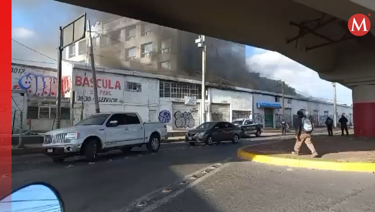 El incedio en la tapicería de Ecatepec fue sofocado después de media hora de labores de emergencia. Foto: (Especial)