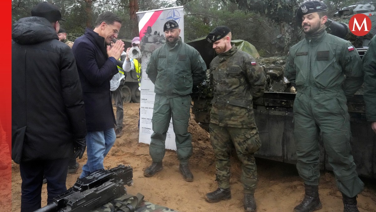 Mark Rutte con militares del ejército en Adazi, Letonia | REUTERS