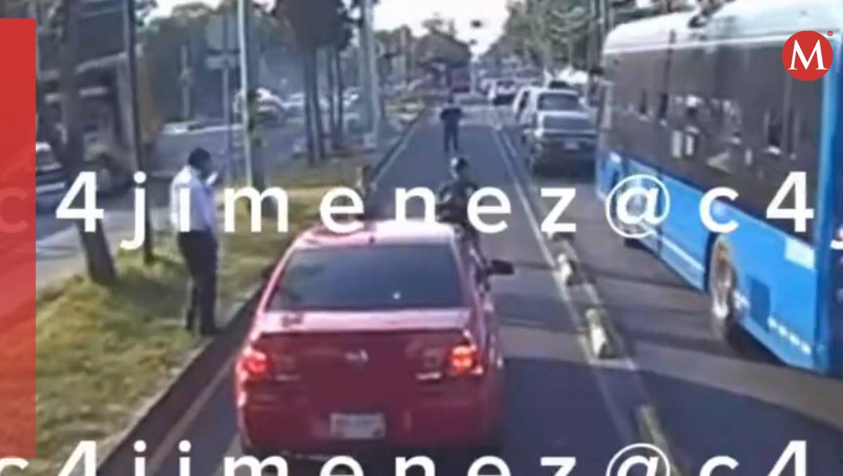 Una policía de tránsito atropelló a una agente de tránsito luego de invadir el carril confinado del MB (Especial)