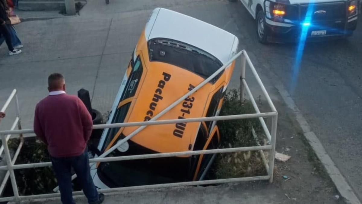 Taxi queda atrapado en respiradero de dren pluvial en Hidalgo