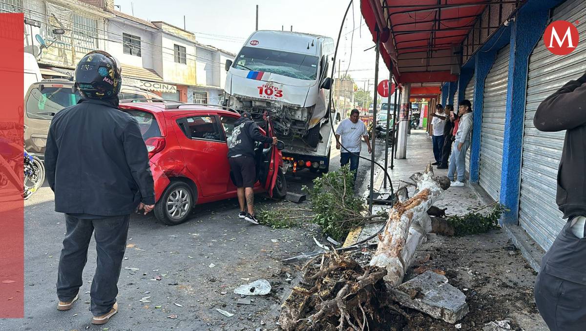 Accidente entre transporte público y auto deja un herido en Nezahualcóyotl. Especial