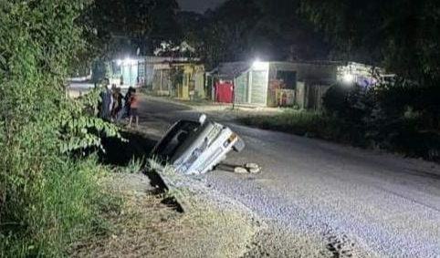Auto se va a socavón en Hidalgo.