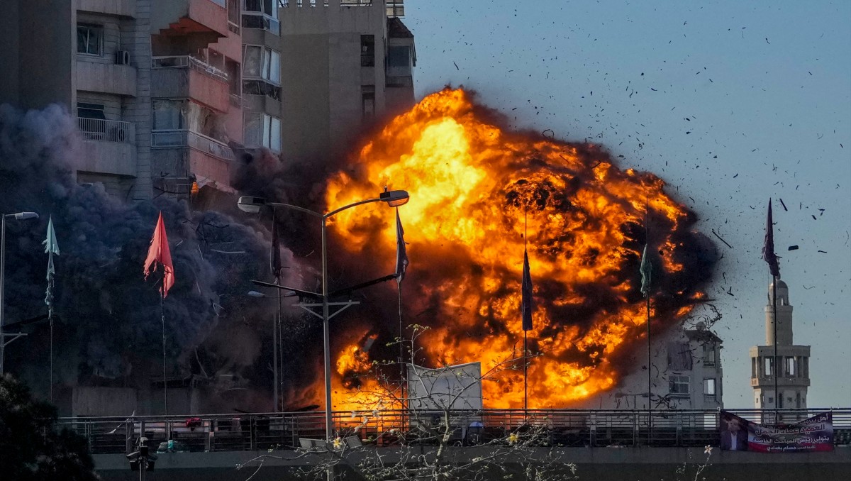 Impacto de bomba lanzada por Ejército israelí en un edificio presuntamente de Hezbolá en Líbano | AP