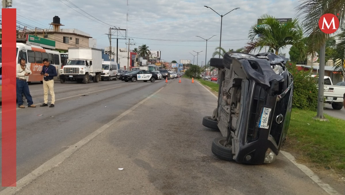 Volcadura en Avenida Hidalgo de Tampico