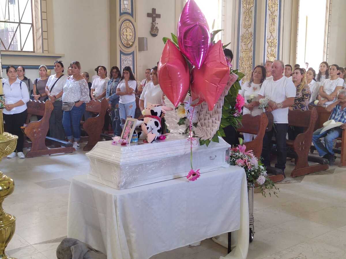 Dan el último adiós a la pequeña María José en Tlajomulco (Dalia Rojas)